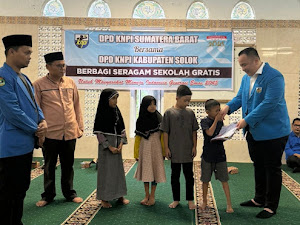 KNPI Sumbar Bagikan Seragam Sekolah Gratis untuk Pelajar SD di Kabupaten Solok